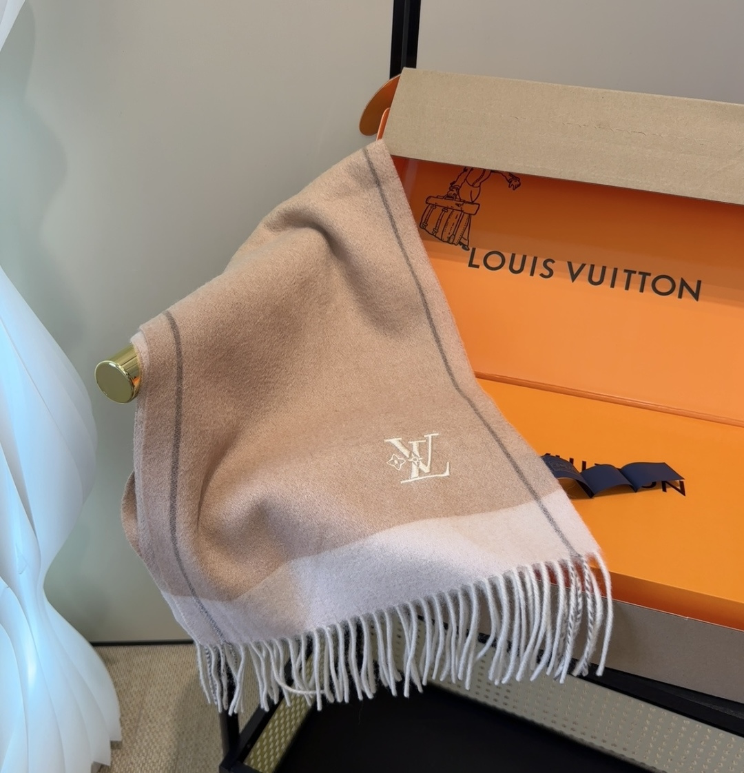 Lv围巾❗️好看的要疯掉了，太有型太有魅力了❗️❗️非常斯文时尚的秋冬单品！真的很喜欢，非常Classi