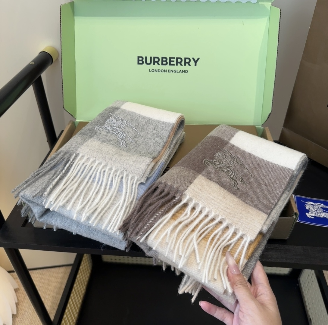 【▪️ 惊艳！披着围着都美的~让人过目不忘！！】巴宝莉这款出来的效果真的，一秒美晕！！太有设计感了，太美