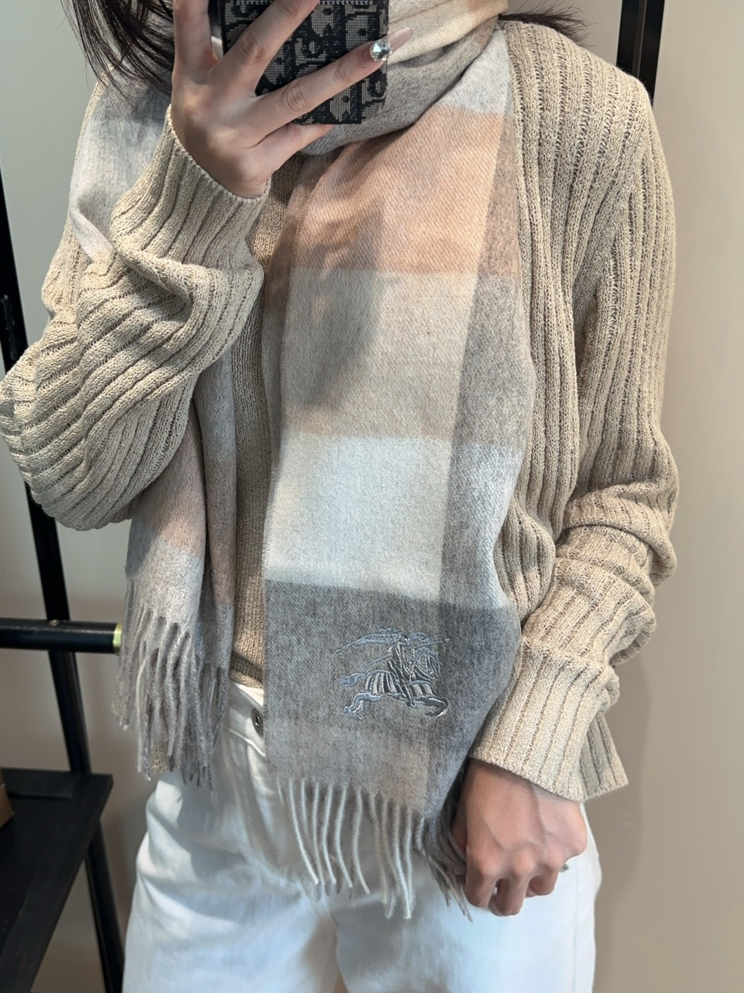 【▪️ 惊艳！披着围着都美的~让人过目不忘！！】巴宝莉这款出来的效果真的，一秒美晕！！太有设计感了，太美