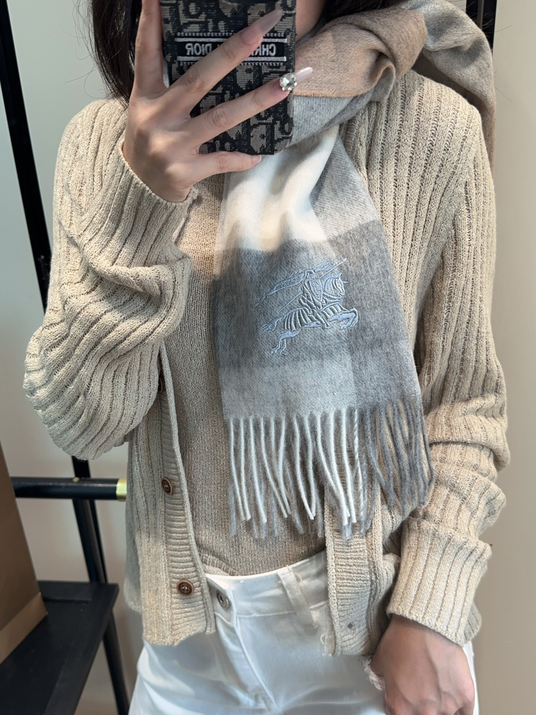 【▪️ 惊艳！披着围着都美的~让人过目不忘！！】巴宝莉这款出来的效果真的，一秒美晕！！太有设计感了，太美