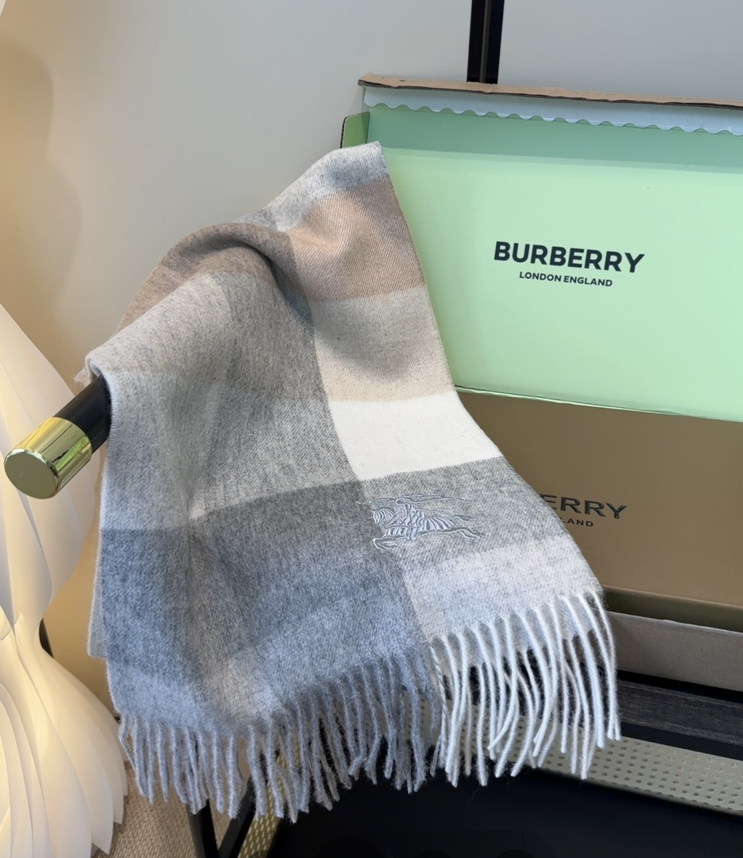 【▪️ 惊艳！披着围着都美的~让人过目不忘！！】巴宝莉这款出来的效果真的，一秒美晕！！太有设计感了，太美