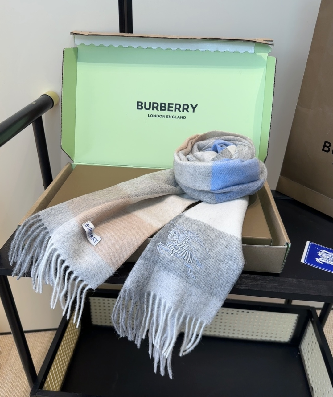 【▪️ 惊艳！披着围着都美的~让人过目不忘！！】巴宝莉这款出来的效果真的，一秒美晕！！太有设计感了，太美