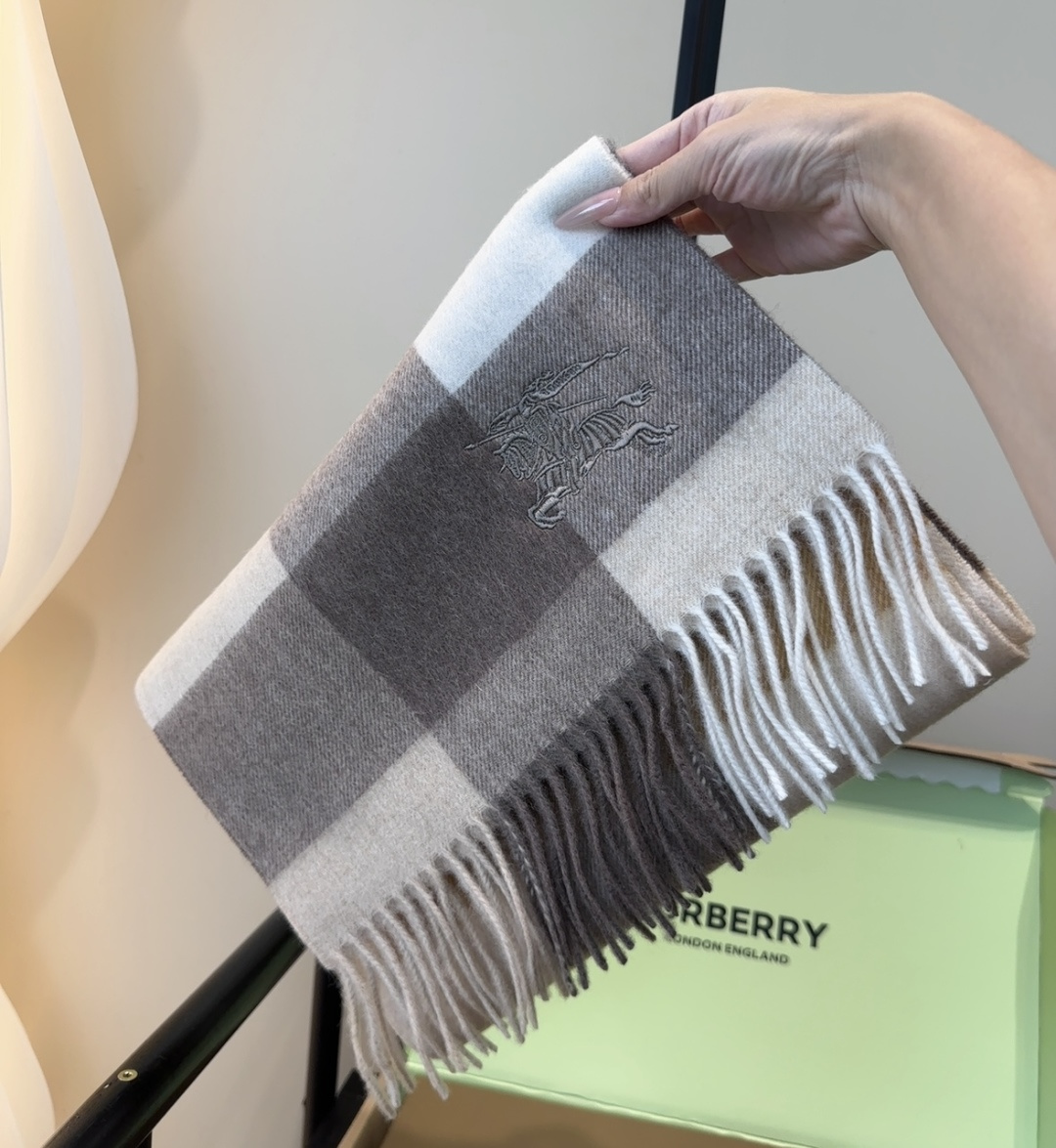 【▪️ 惊艳！披着围着都美的~让人过目不忘！！】巴宝莉这款出来的效果真的，一秒美晕！！太有设计感了，太美