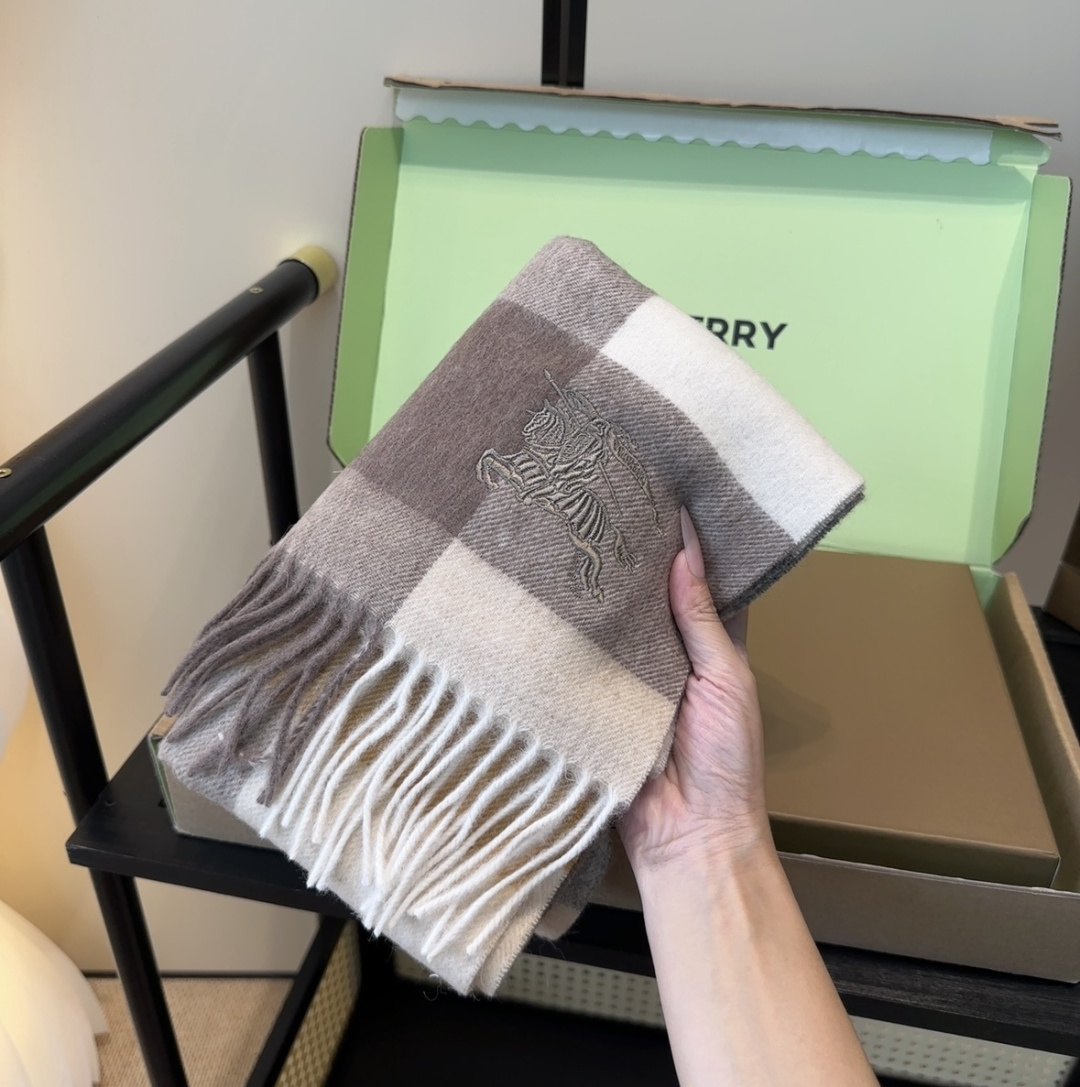 【▪️ 惊艳！披着围着都美的~让人过目不忘！！】巴宝莉这款出来的效果真的，一秒美晕！！太有设计感了，太美