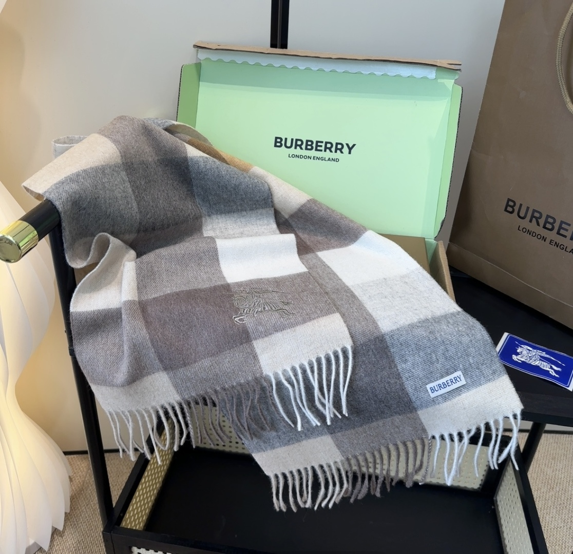 【▪️ 惊艳！披着围着都美的~让人过目不忘！！】巴宝莉这款出来的效果真的，一秒美晕！！太有设计感了，太美