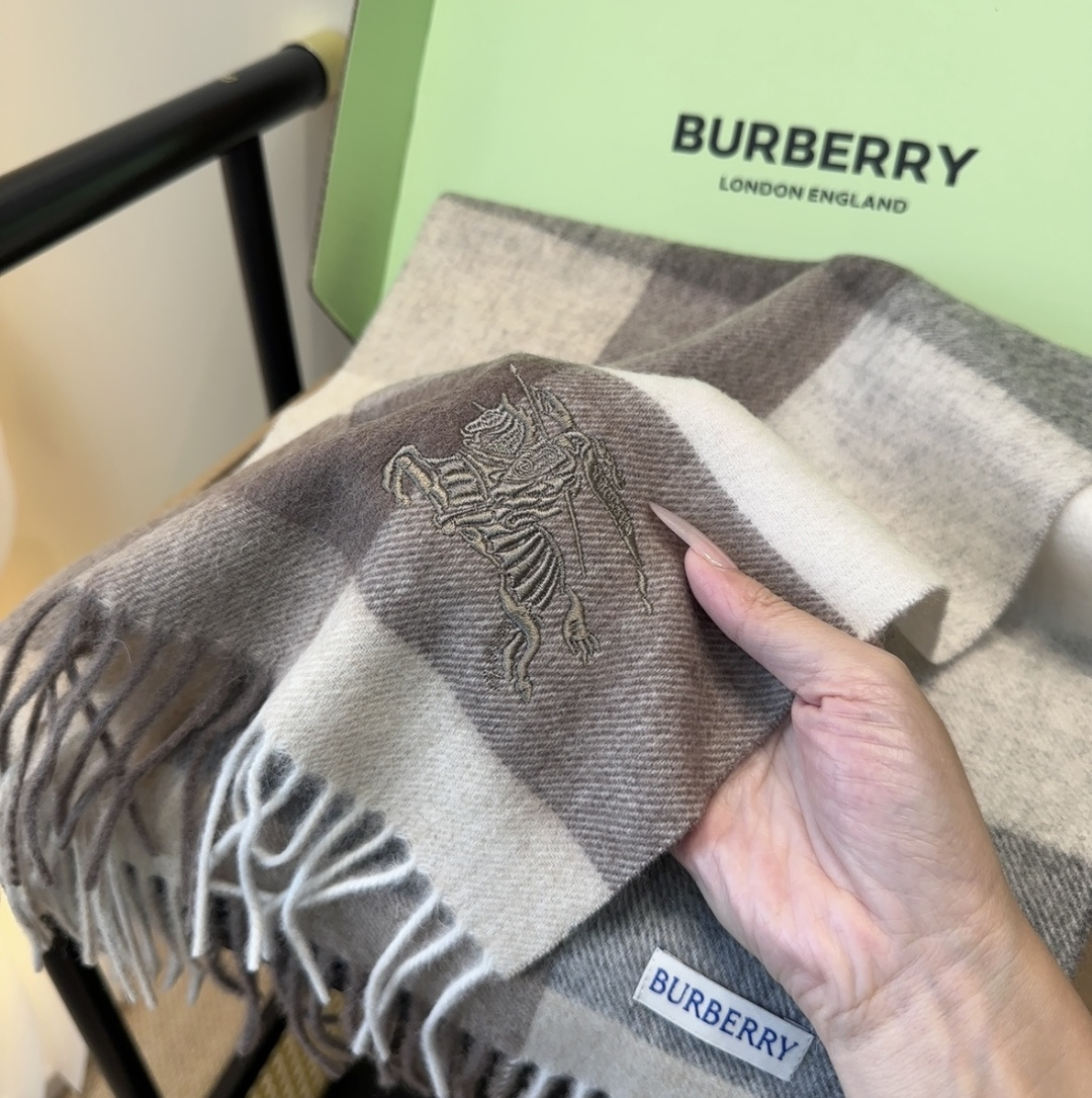 【▪️ 惊艳！披着围着都美的~让人过目不忘！！】巴宝莉这款出来的效果真的，一秒美晕！！太有设计感了，太美