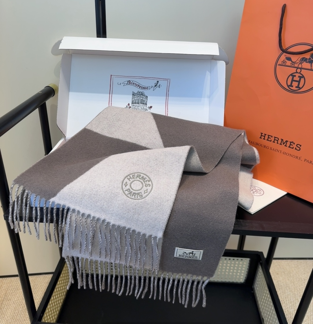 2025年Hermes · 爱马仕，难得一见的温柔配色，低调又不失优雅❗️】重点推荐❗️双边配色，一条围