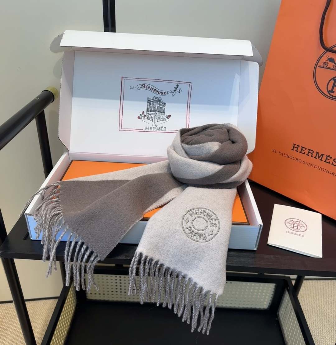 2025年Hermes · 爱马仕，难得一见的温柔配色，低调又不失优雅❗️】重点推荐❗️双边配色，一条围