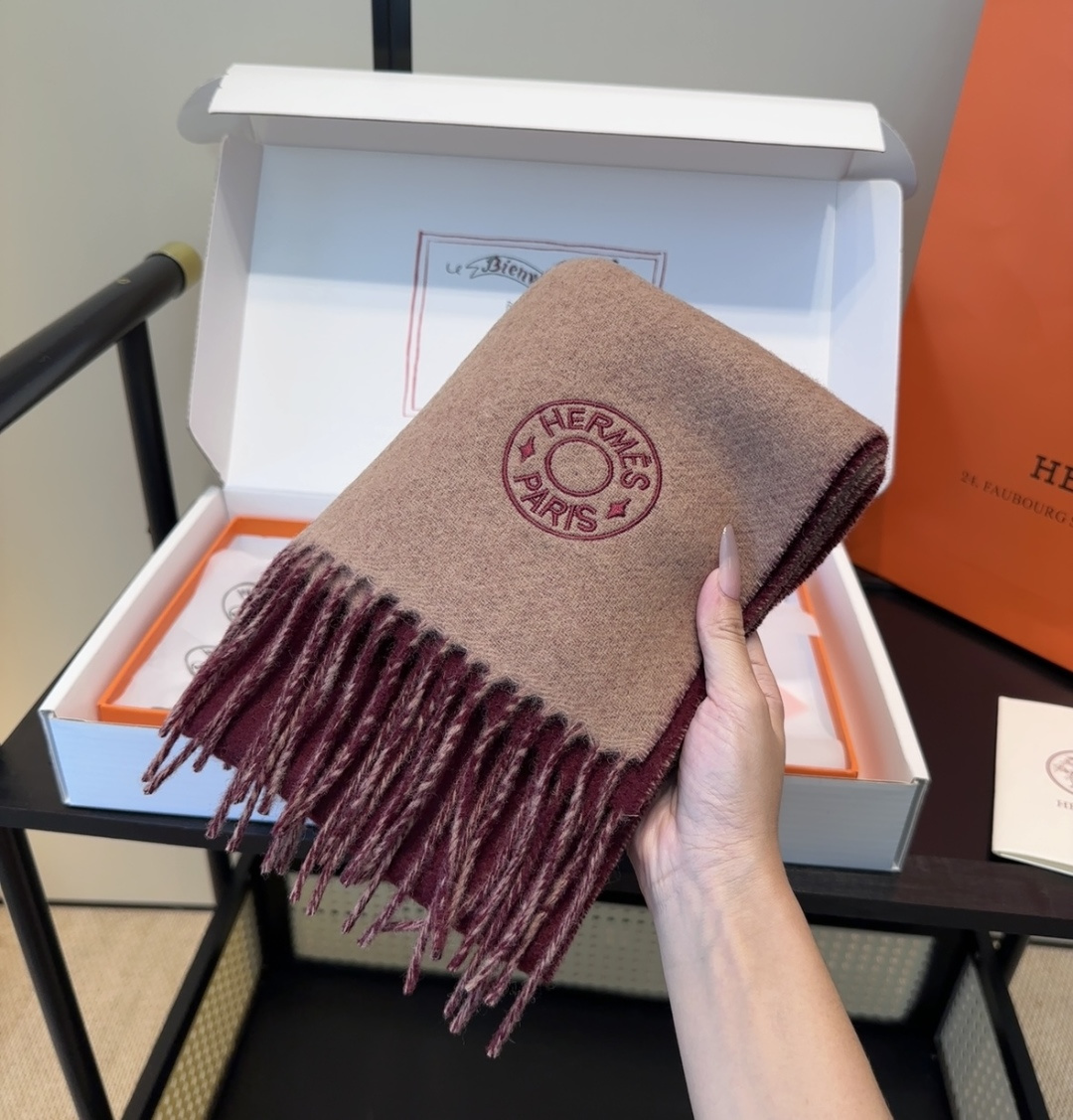 2025年Hermes · 爱马仕，难得一见的温柔配色，低调又不失优雅❗️】重点推荐❗️双边配色，一条围