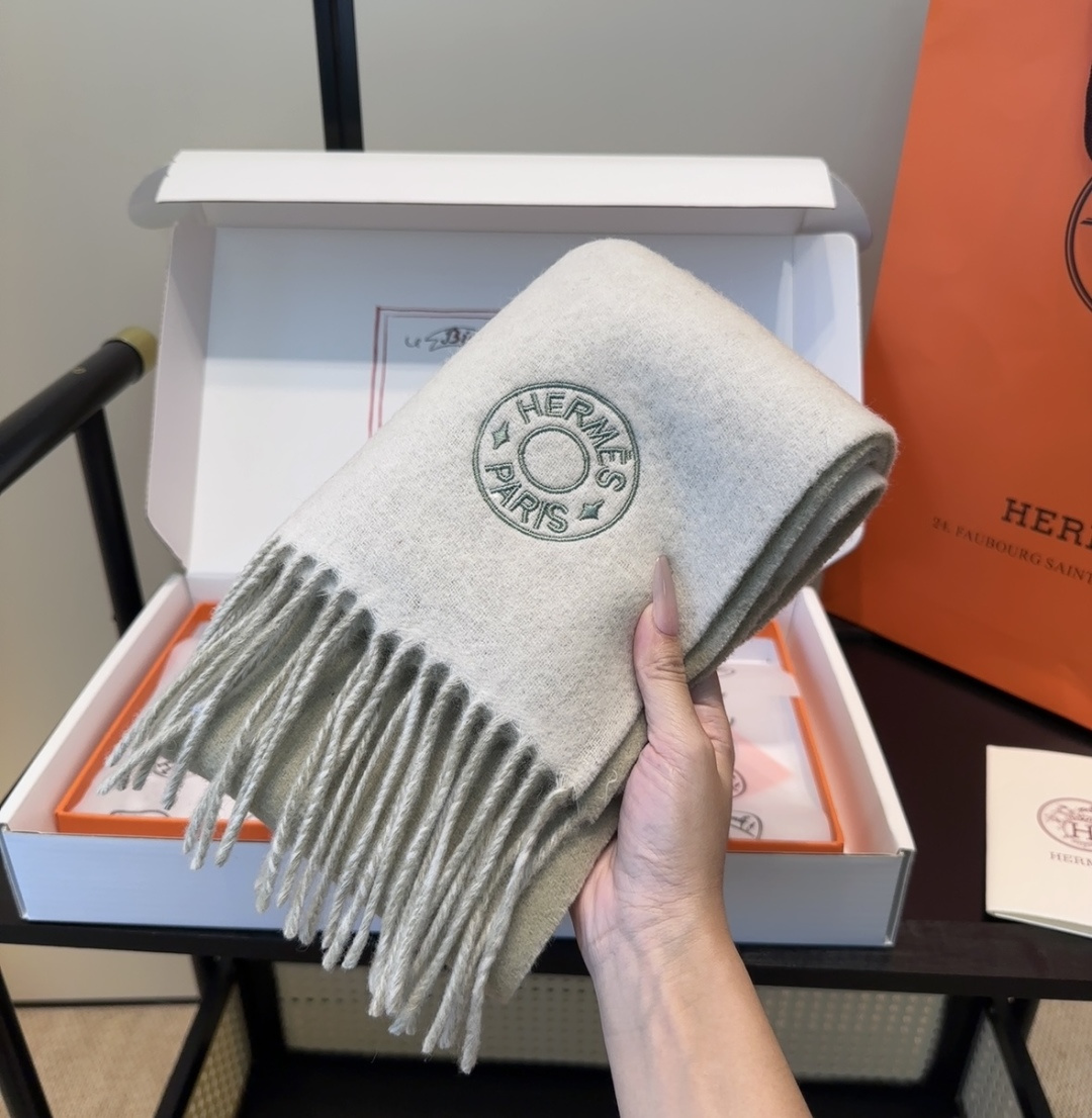 2025年Hermes · 爱马仕，难得一见的温柔配色，低调又不失优雅❗️】重点推荐❗️双边配色，一条围