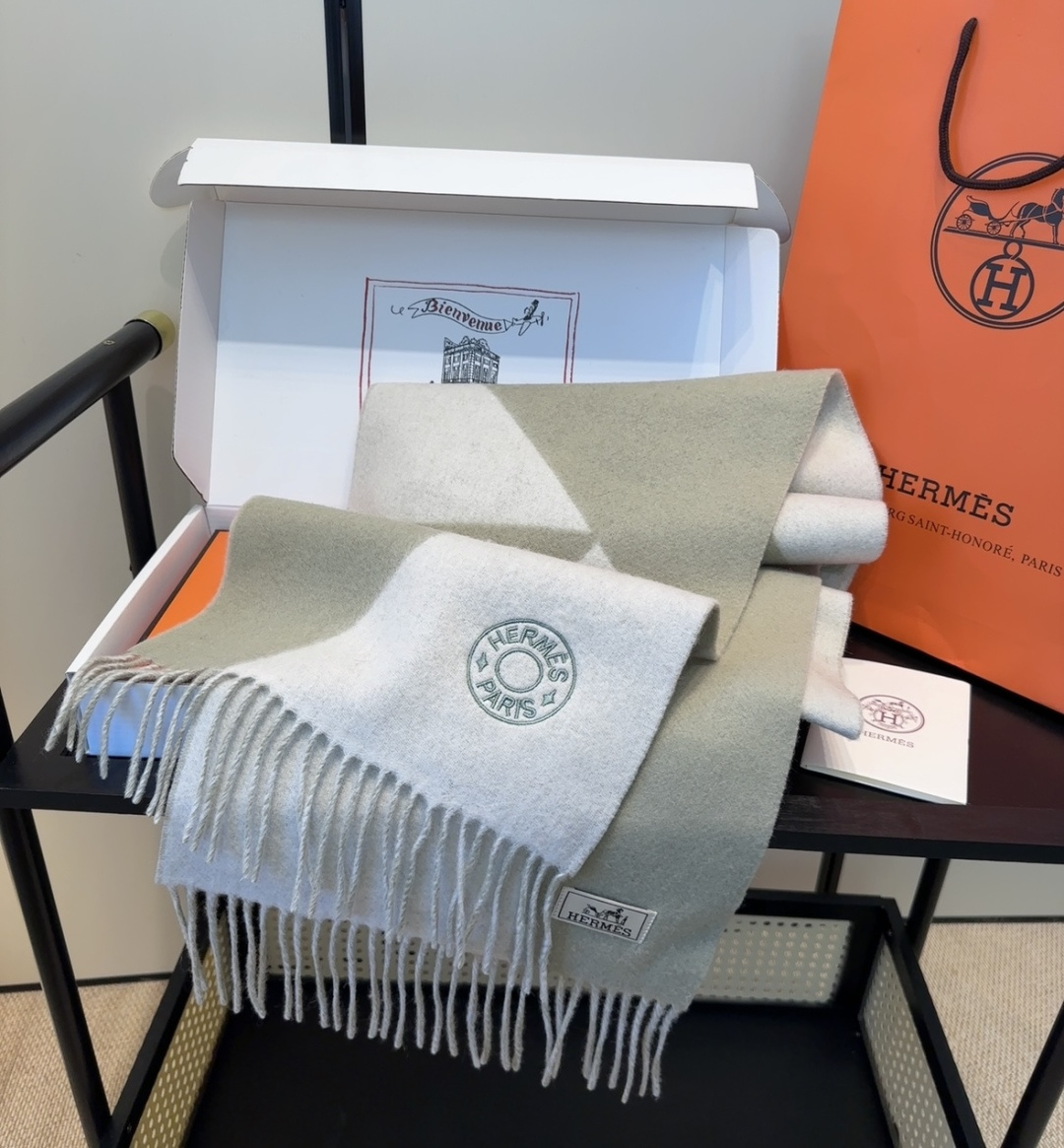 2025年Hermes · 爱马仕，难得一见的温柔配色，低调又不失优雅❗️】重点推荐❗️双边配色，一条围