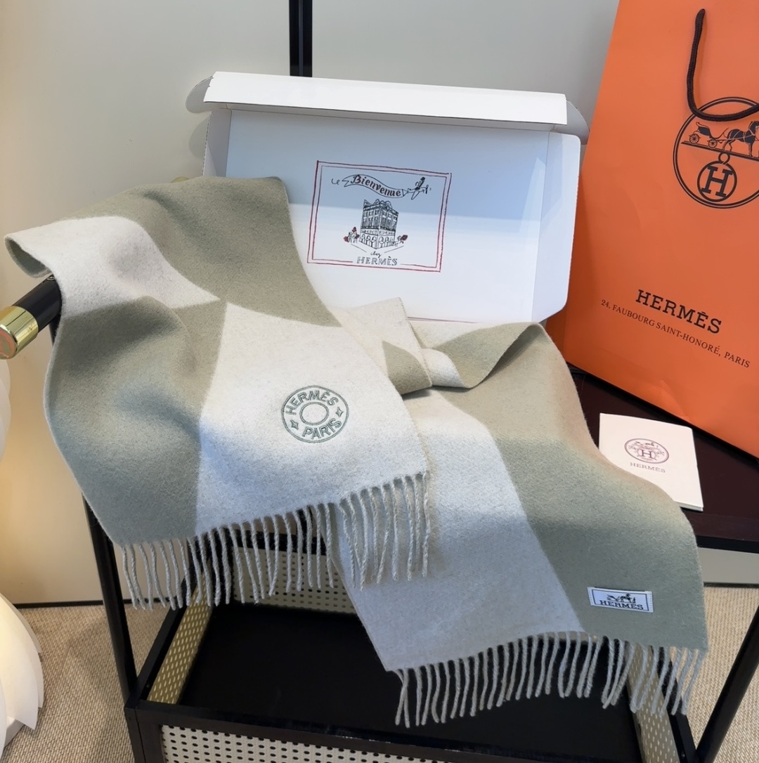 2025年Hermes · 爱马仕，难得一见的温柔配色，低调又不失优雅❗️】重点推荐❗️双边配色，一条围