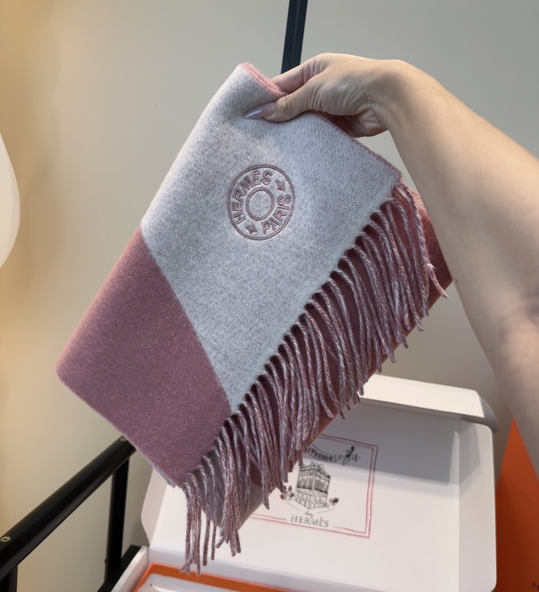 2025年Hermes · 爱马仕，难得一见的温柔配色，低调又不失优雅❗️】重点推荐❗️双边配色，一条围