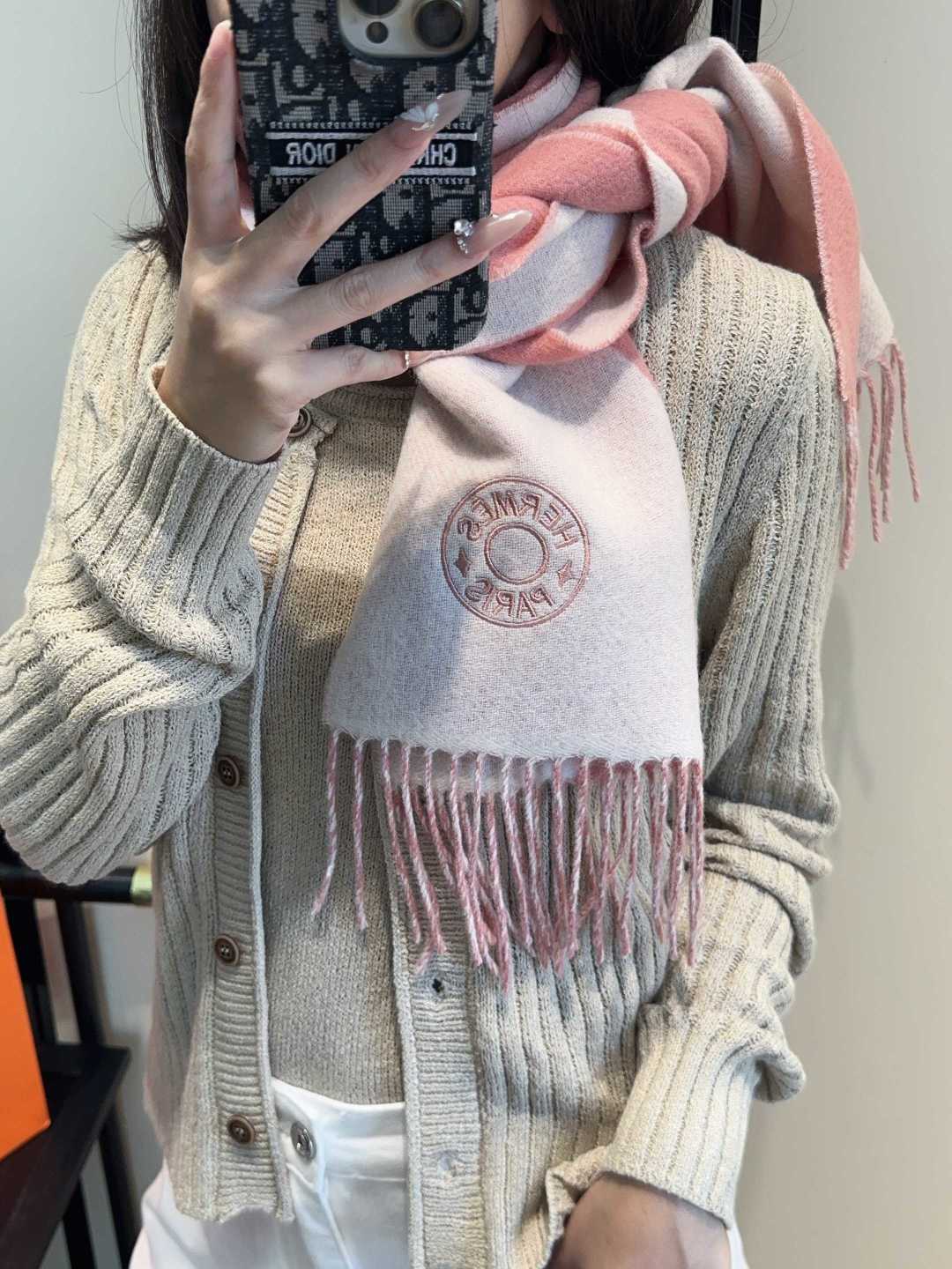 2025年Hermes · 爱马仕，难得一见的温柔配色，低调又不失优雅❗️】重点推荐❗️双边配色，一条围