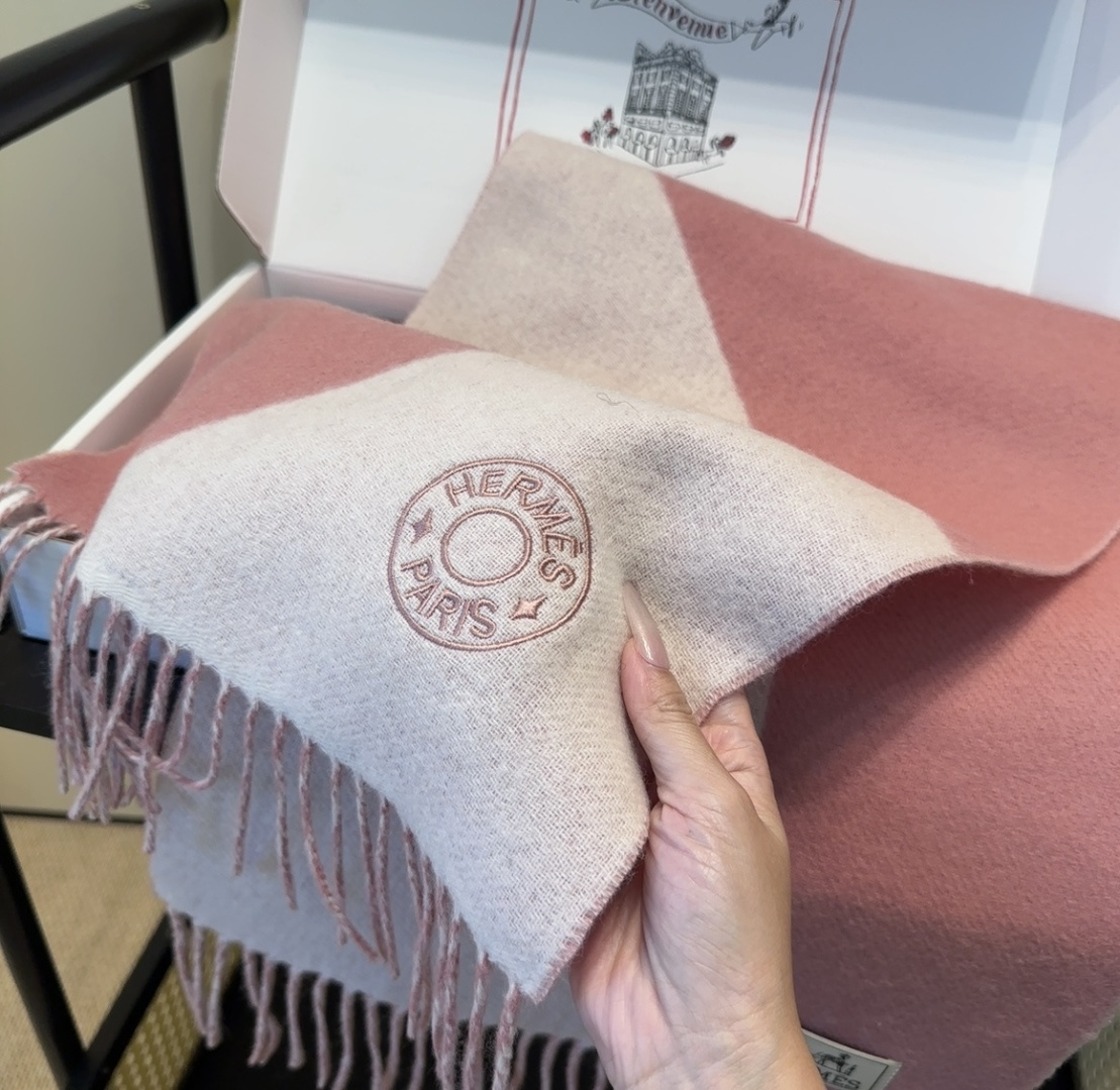 2025年Hermes · 爱马仕，难得一见的温柔配色，低调又不失优雅❗️】重点推荐❗️双边配色，一条围