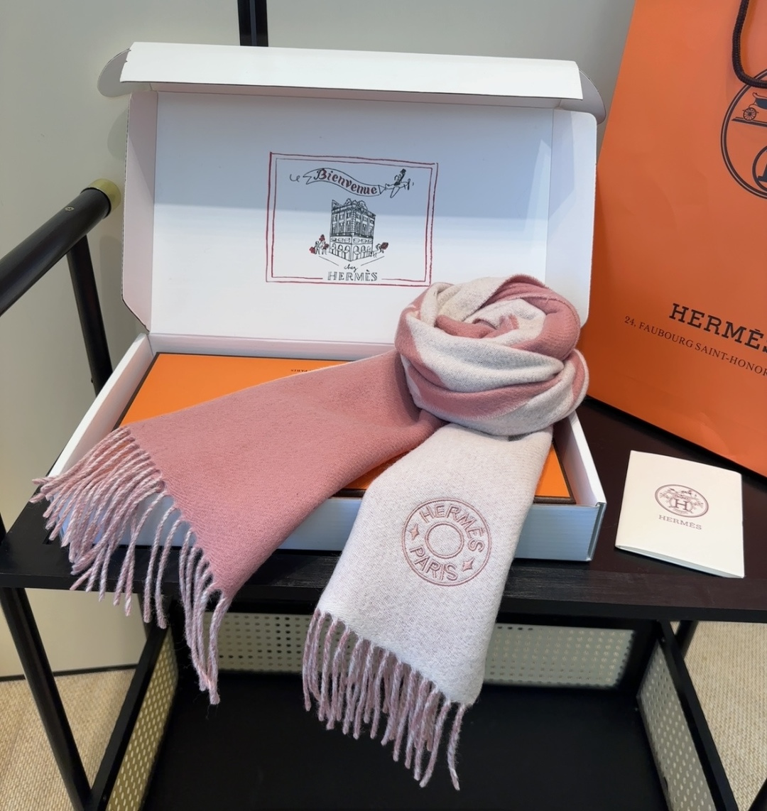 2025年Hermes · 爱马仕，难得一见的温柔配色，低调又不失优雅❗️】重点推荐❗️双边配色，一条围