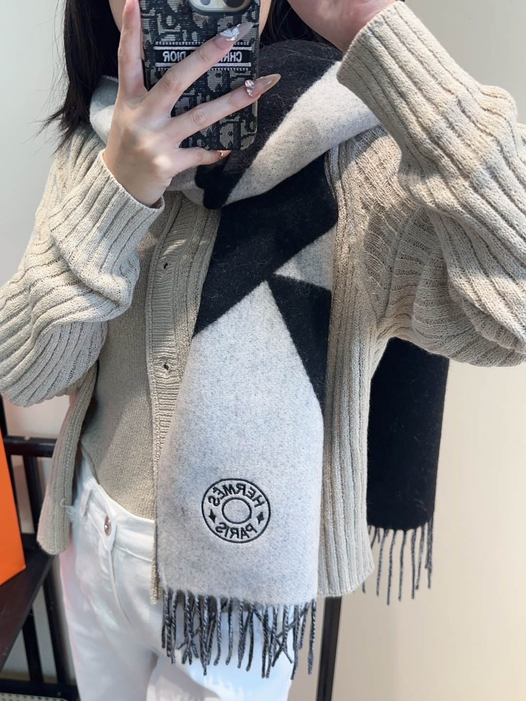 NO:581390,Hermes 2025 ·  Hermès, a rare gentle color matching, low-key yet elegant] Highly recommend the bilateral color matching, a scarf with two styles, high-end, comfortable and fashionable temperament, full of big-name style, Super Amway Big H, this soft scarf that touches the heart, extremely simple color with low-key H embroidered logo, the finishing touch without losing the beauty, the pursuit of successful people, the color is absolute, a bit unique fairy spirit, the absolute choice for couples, the color is elegant, not enchanting Specifications 35x  cm high version scarf,high version scarf,hermes,hermes198609092025年Hermes · 爱马仕,难得一见的温柔配色,低调又不失优雅】重点推荐双边配色,一条围巾两种风格搭配,高级舒适时髦气质,大牌范十足,超级安利大H这款触动内心的柔美围巾,极其简单的颜色搭配低调的H刺绣logo,点睛之笔确又不失美感,成功人士的追求,色彩绝对,有点独有的仙气,绝对的情侣款不二之选,颜色淡雅,不妖娆规格35x cm高版本围巾,高版本围巾,hermes,hermes,scarf