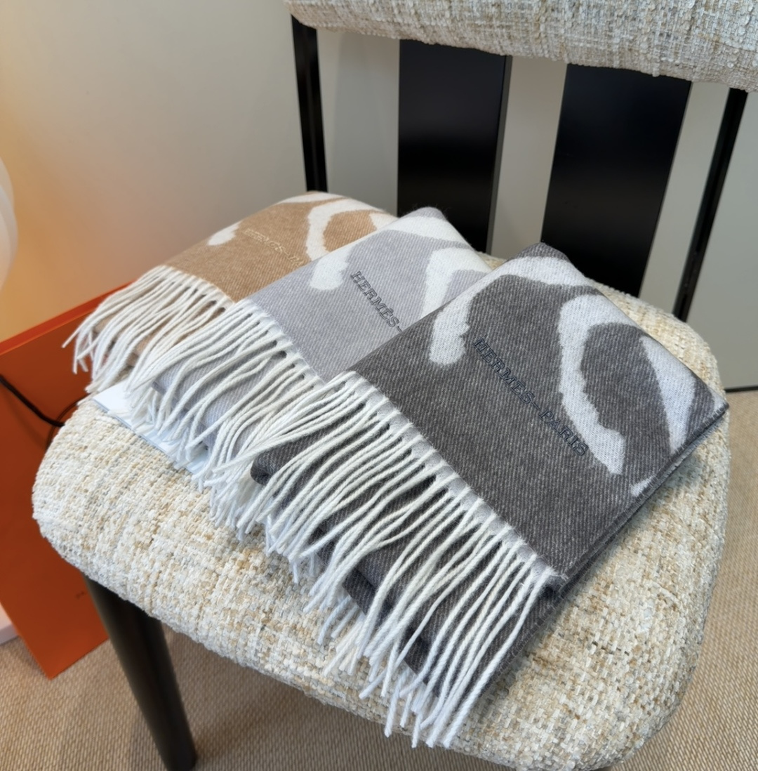 2025年Hermes · 爱马仕，难得一见的温柔配色，低调又不失优雅❗️】重点推荐❗️双边配色，一条围