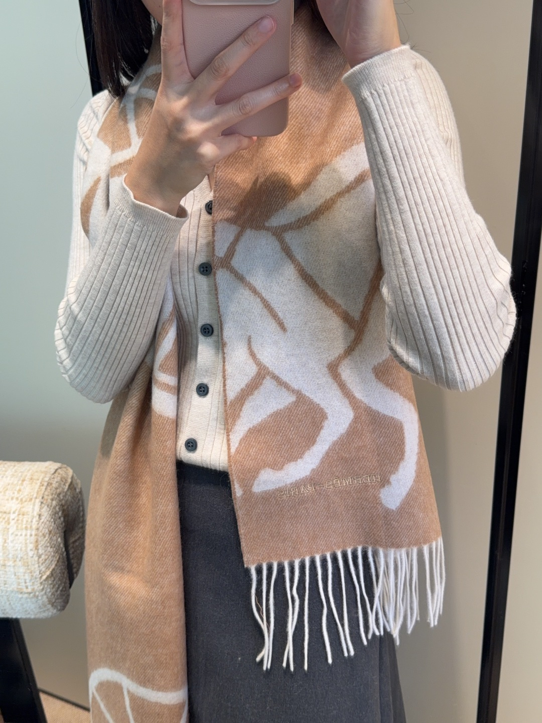 NO:581376,Hermes 2025 ·  Hermès, a rare gentle color matching, low-key yet elegant] Highly recommend the bilateral color matching, a scarf with two styles, high-end, comfortable and fashionable temperament, full of big-name style, Super Amway Big H, this soft scarf that touches the heart, extremely simple color with low-key H embroidered logo, the finishing touch without losing the beauty, the pursuit of successful people, the color is absolute, a bit unique fairy spirit, the absolute choice for couples, the color is elegant, not enchanting Specifications 35x  cm high version scarf,high version scarf,hermes,hermes198609092025年Hermes · 爱马仕,难得一见的温柔配色,低调又不失优雅】重点推荐双边配色,一条围巾两种风格搭配,高级舒适时髦气质,大牌范十足,超级安利大H这款触动内心的柔美围巾,极其简单的颜色搭配低调的H刺绣logo,点睛之笔确又不失美感,成功人士的追求,色彩绝对,有点独有的仙气,绝对的情侣款不二之选,颜色淡雅,不妖娆规格35x cm高版本围巾,高版本围巾,hermes,hermes,scarf