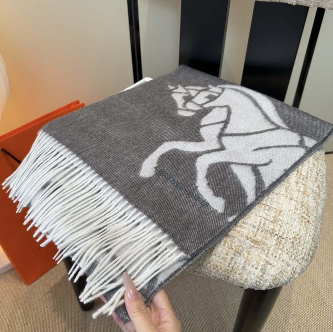 2025年Hermes · 爱马仕，难得一见的温柔配色，低调又不失优雅❗️】重点推荐❗️双边配色，一条围