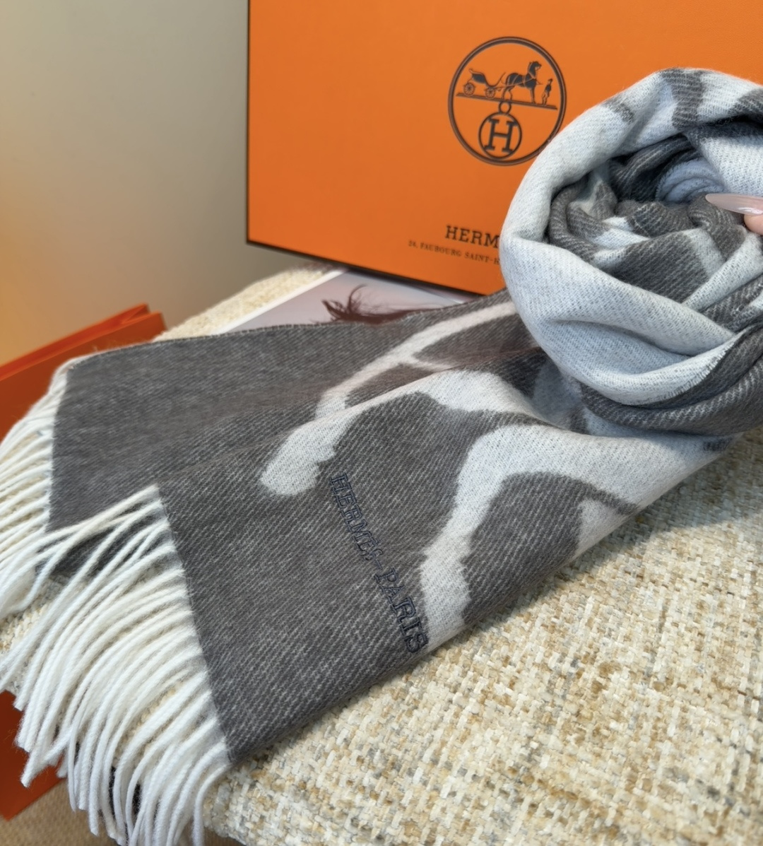 2025年Hermes · 爱马仕，难得一见的温柔配色，低调又不失优雅❗️】重点推荐❗️双边配色，一条围