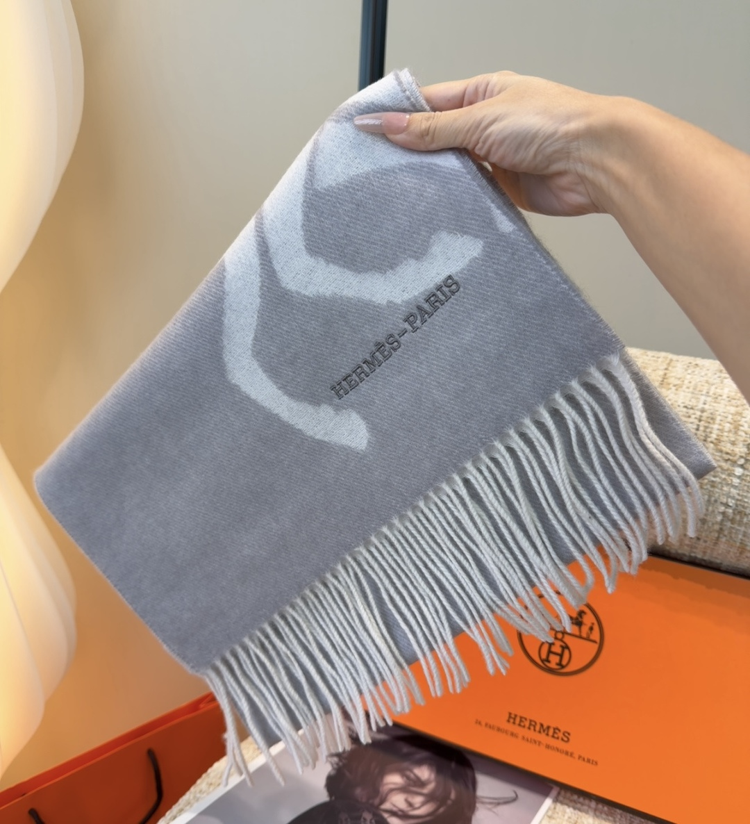 2025年Hermes · 爱马仕，难得一见的温柔配色，低调又不失优雅❗️】重点推荐❗️双边配色，一条围