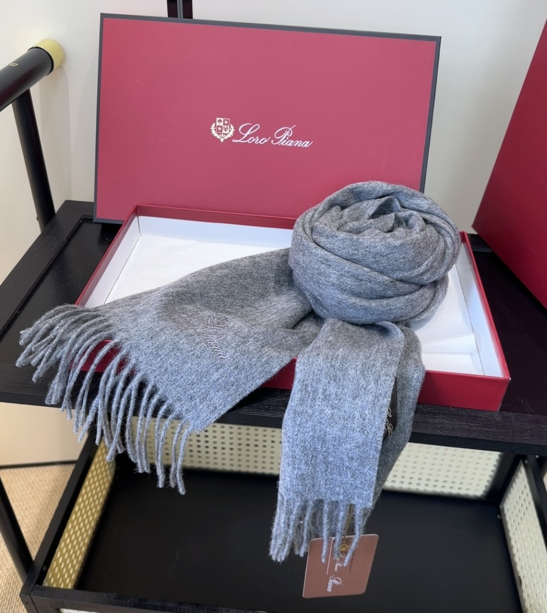 🆕Loro Piana · 【贸易公司尾单，极品山羊绒围巾披肩】送人自留都太高大上了😍重磅上新，爆款爆款