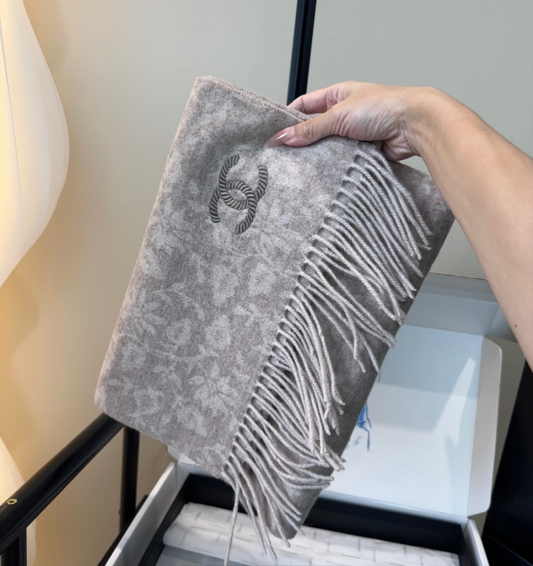 上新！2025秋冬香奈儿男女同款，同步，高端羊绒针织围巾！ 可正式，可随意，非常Classical的设计