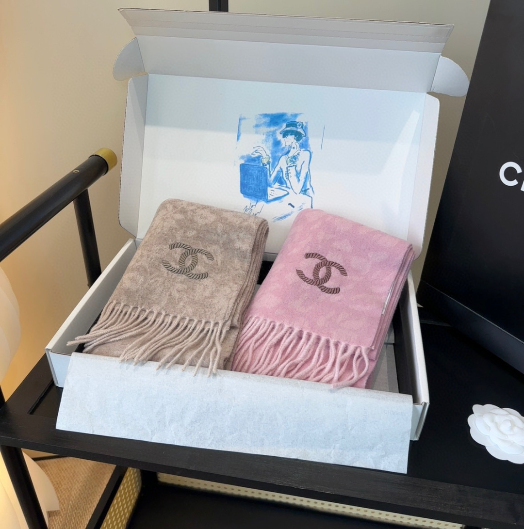 上新！2025秋冬香奈儿男女同款，同步，高端羊绒针织围巾！ 可正式，可随意，非常Classical的设计