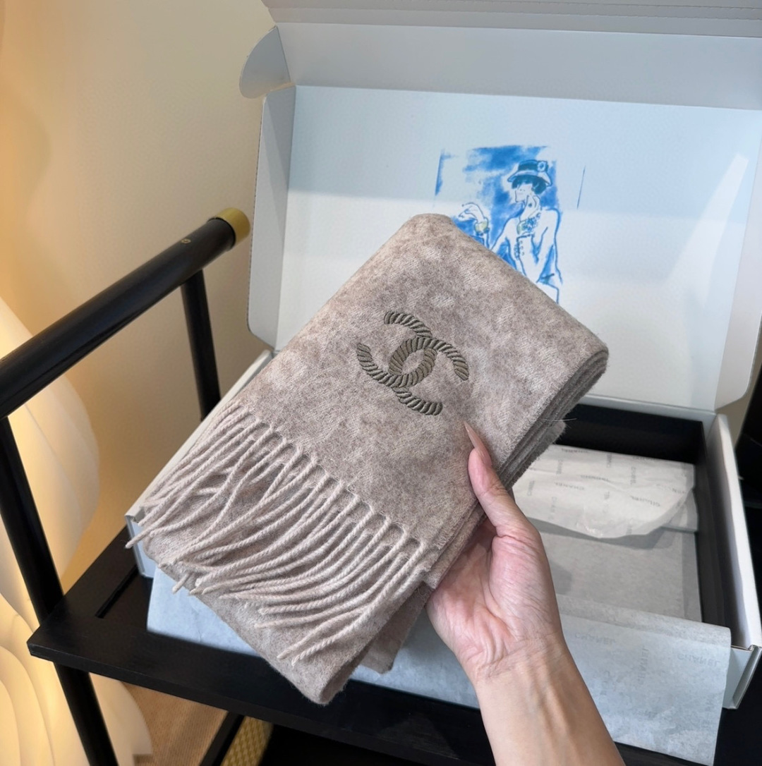 上新！2025秋冬香奈儿男女同款，同步，高端羊绒针织围巾！ 可正式，可随意，非常Classical的设计