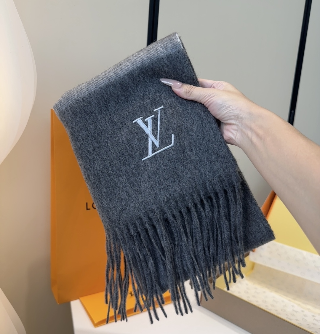 Lv围巾❗️好看的要疯掉了，太有型太有魅力了❗️❗️非常斯文时尚的秋冬单品！真的很喜欢，非常Classi