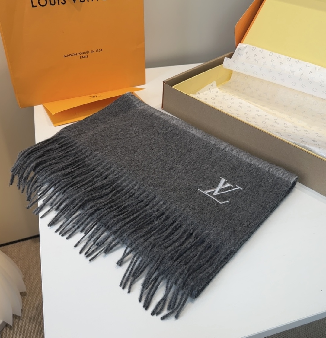 Lv围巾❗️好看的要疯掉了，太有型太有魅力了❗️❗️非常斯文时尚的秋冬单品！真的很喜欢，非常Classi