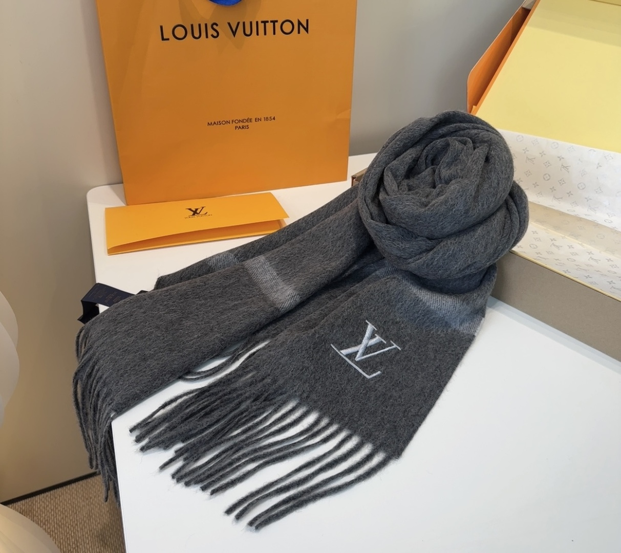Lv围巾❗️好看的要疯掉了，太有型太有魅力了❗️❗️非常斯文时尚的秋冬单品！真的很喜欢，非常Classi