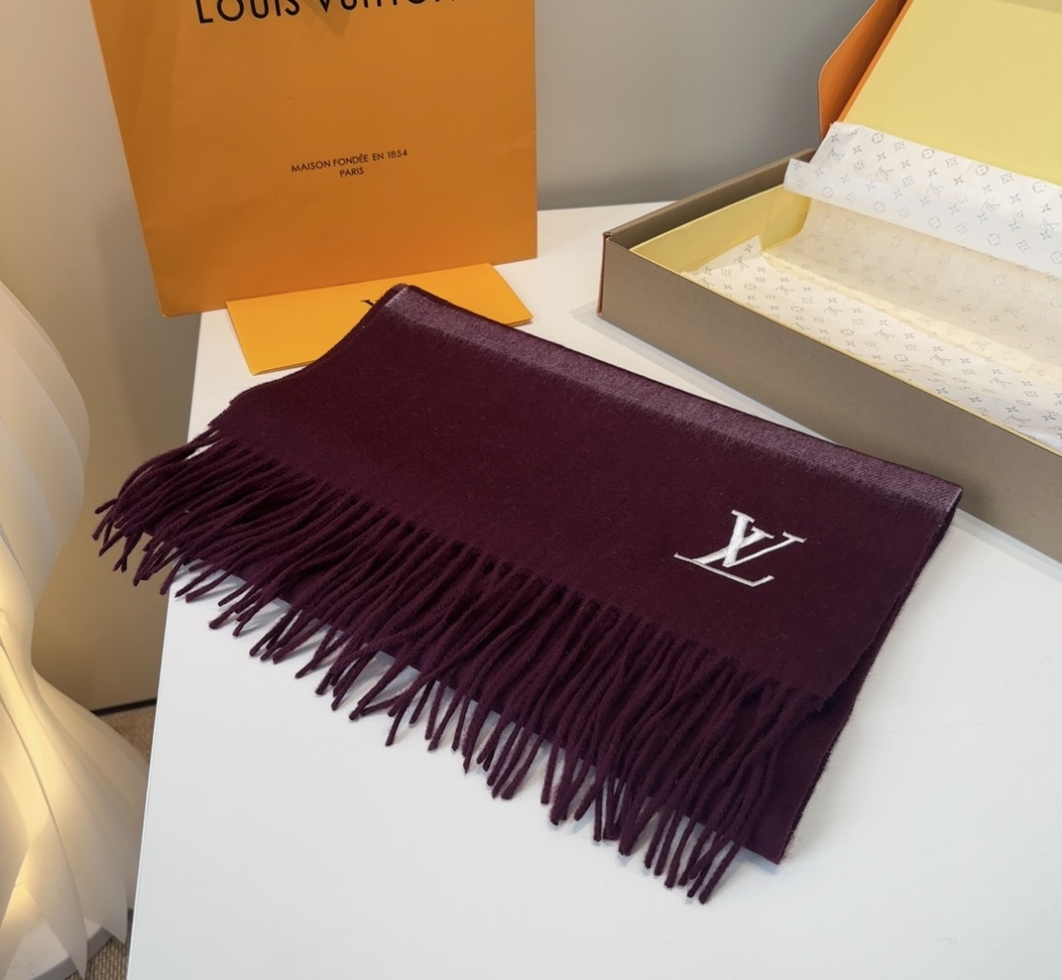 Lv围巾❗️好看的要疯掉了，太有型太有魅力了❗️❗️非常斯文时尚的秋冬单品！真的很喜欢，非常Classi