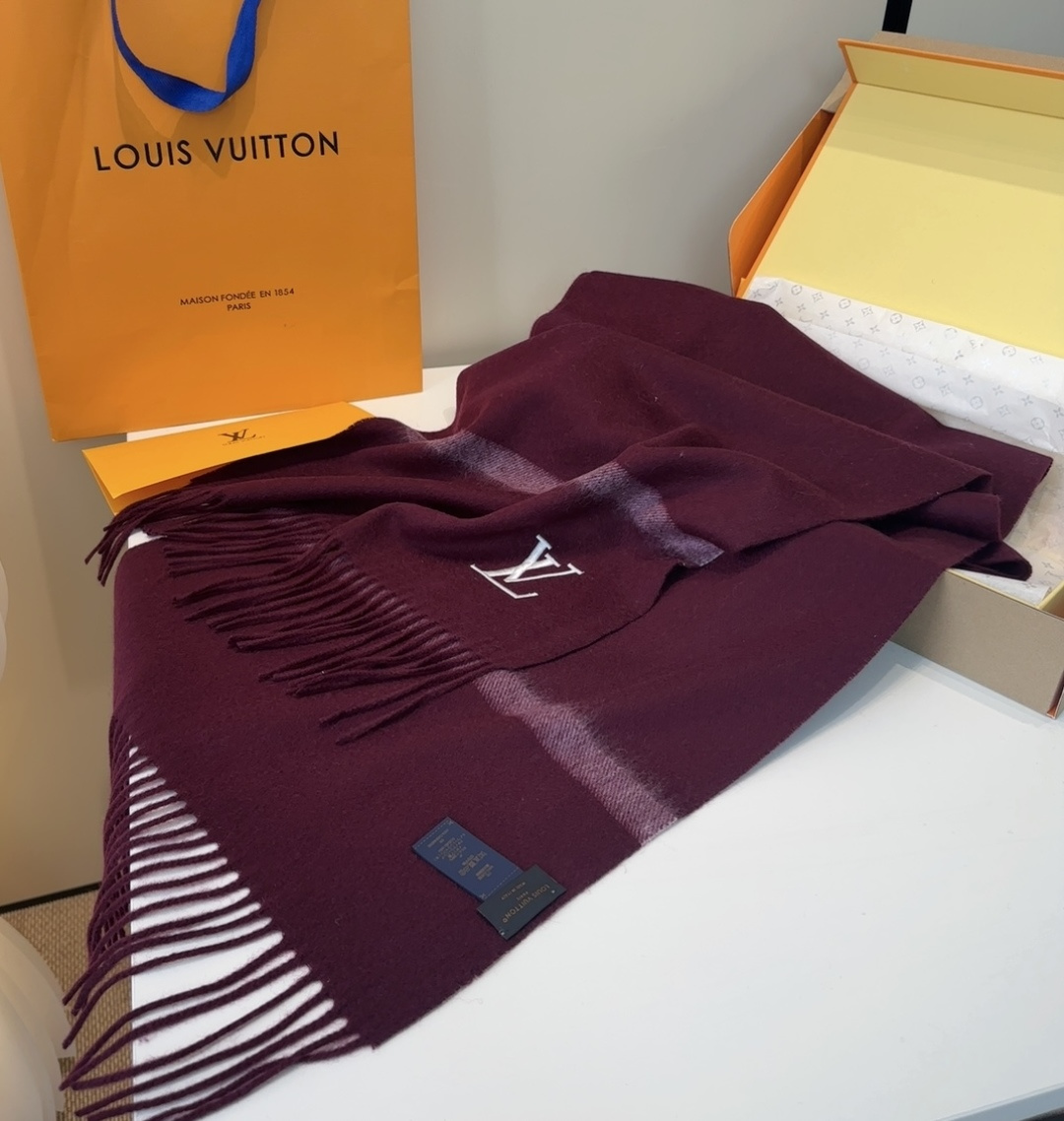 Lv围巾❗️好看的要疯掉了，太有型太有魅力了❗️❗️非常斯文时尚的秋冬单品！真的很喜欢，非常Classi