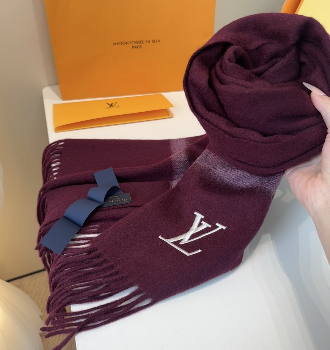 Lv围巾❗️好看的要疯掉了，太有型太有魅力了❗️❗️非常斯文时尚的秋冬单品！真的很喜欢，非常Classi