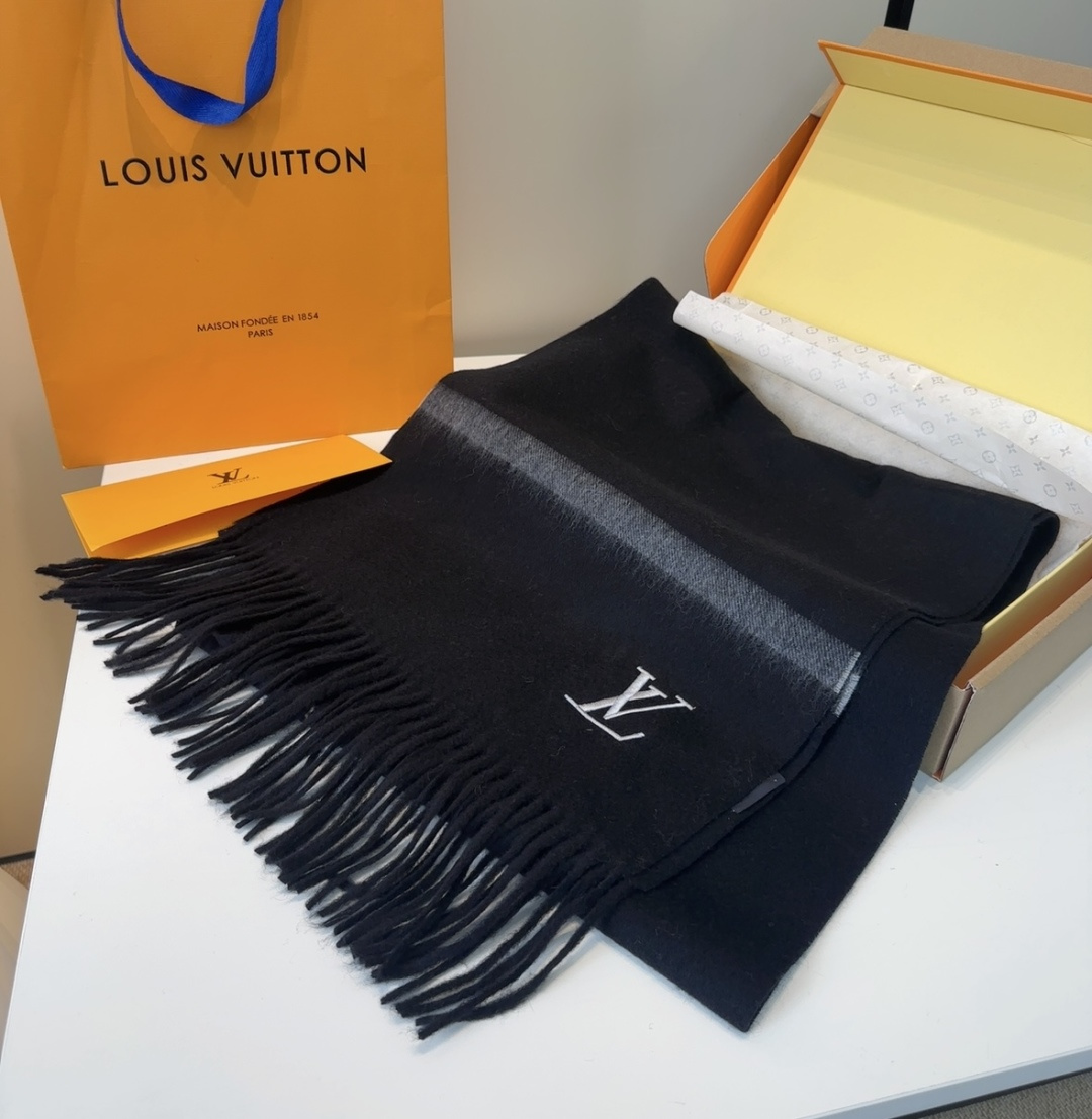 Lv围巾❗️好看的要疯掉了，太有型太有魅力了❗️❗️非常斯文时尚的秋冬单品！真的很喜欢，非常Classi