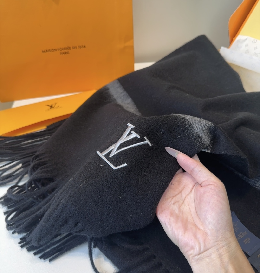 Lv围巾❗️好看的要疯掉了，太有型太有魅力了❗️❗️非常斯文时尚的秋冬单品！真的很喜欢，非常Classi