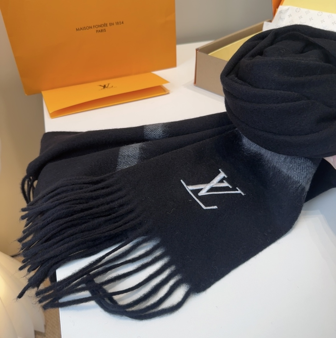 Lv围巾❗️好看的要疯掉了，太有型太有魅力了❗️❗️非常斯文时尚的秋冬单品！真的很喜欢，非常Classi