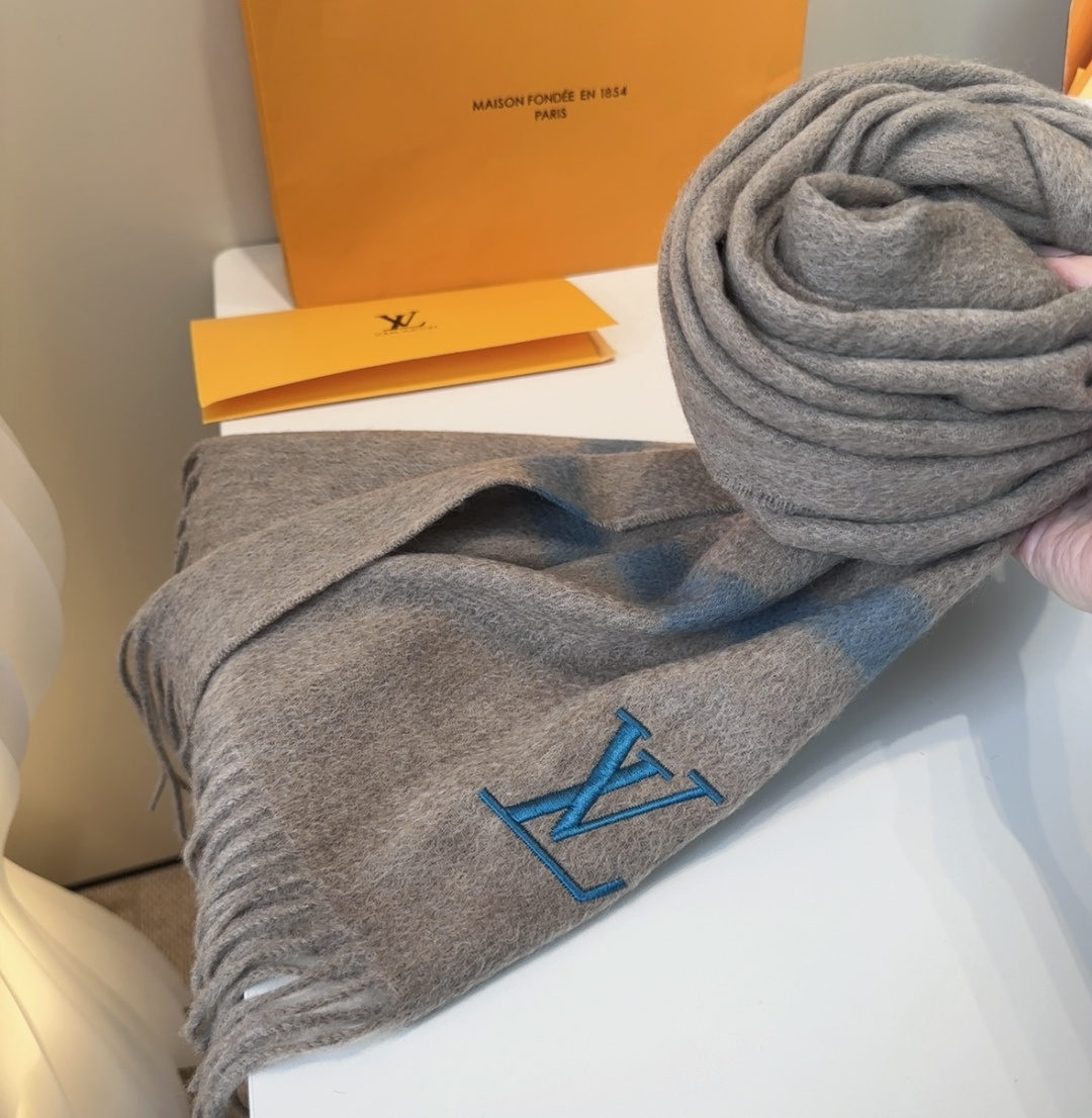 Lv围巾❗️好看的要疯掉了，太有型太有魅力了❗️❗️非常斯文时尚的秋冬单品！真的很喜欢，非常Classi