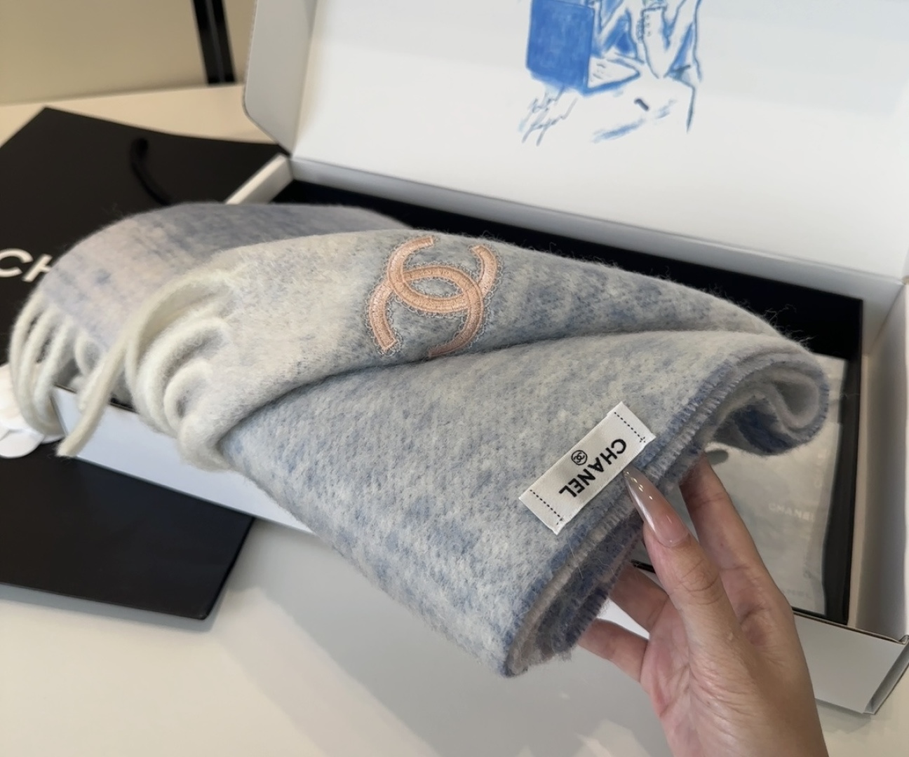 香奈儿超美新款马海毛围巾！超级推荐入手！】质感好货！主打的马海毛围巾~据说超难买哦！！打了好多次版！终于