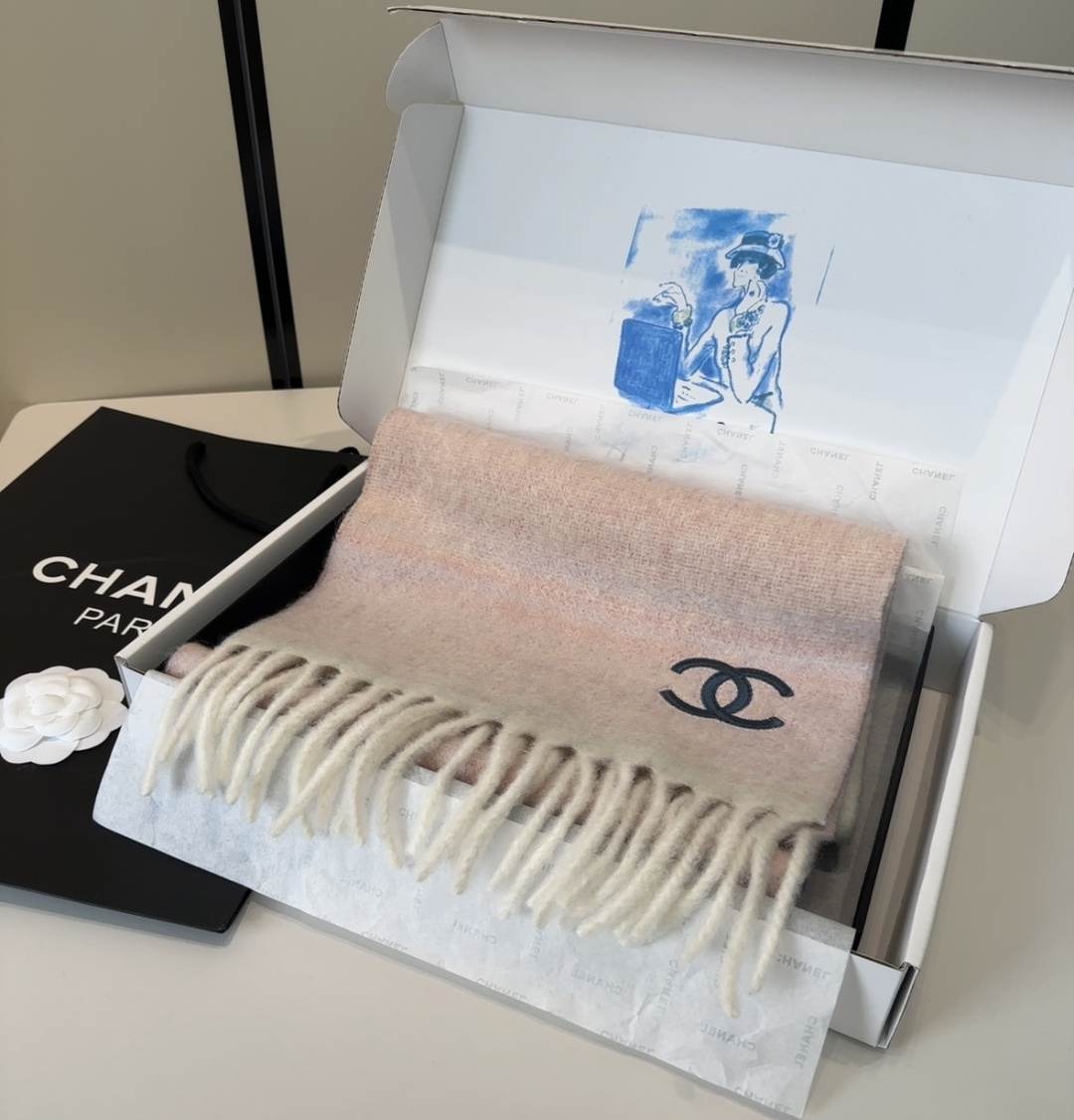 香奈儿超美新款马海毛围巾！超级推荐入手！】质感好货！主打的马海毛围巾~据说超难买哦！！打了好多次版！终于