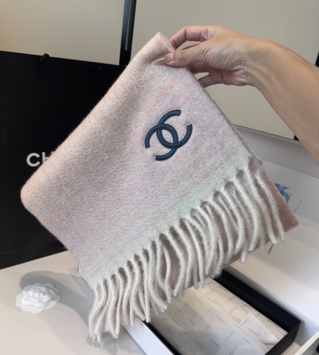 香奈儿超美新款马海毛围巾！超级推荐入手！】质感好货！主打的马海毛围巾~据说超难买哦！！打了好多次版！终于
