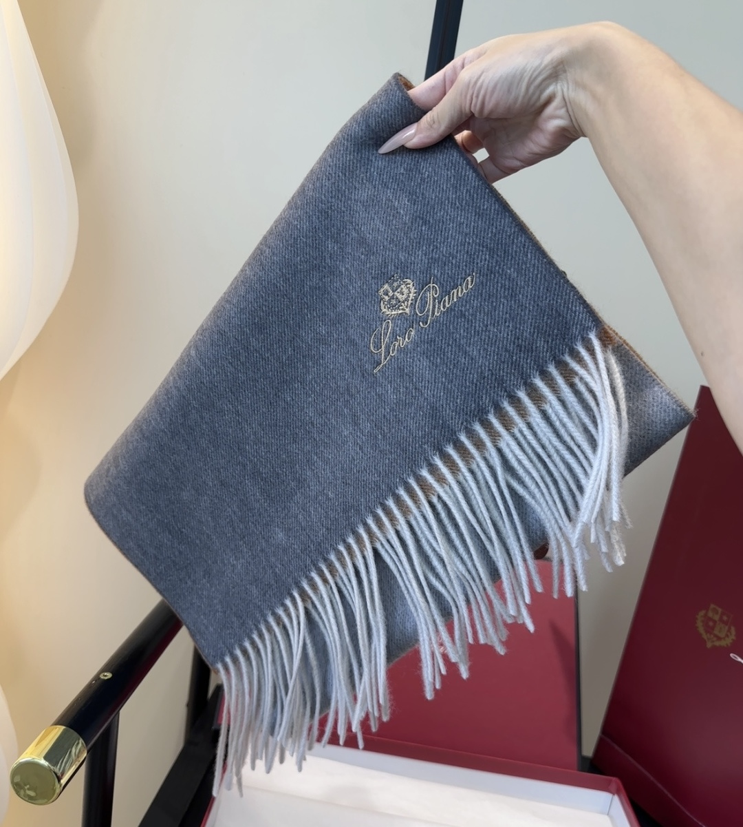 🆕Loro Piana · 【贸易公司尾单，极品山羊绒围巾披肩】送人自留都太高大上了😍重磅上新，爆款爆款