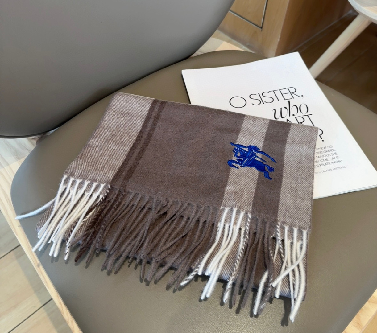 Burberry · 巴宝莉格子围巾❗️好看的要疯掉了，太有型太有魅力了❗️❗️非常斯文时尚的秋冬单品！