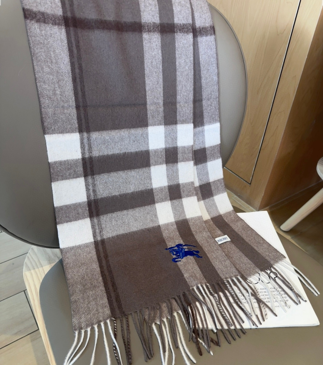 Burberry · 巴宝莉格子围巾❗️好看的要疯掉了，太有型太有魅力了❗️❗️非常斯文时尚的秋冬单品！