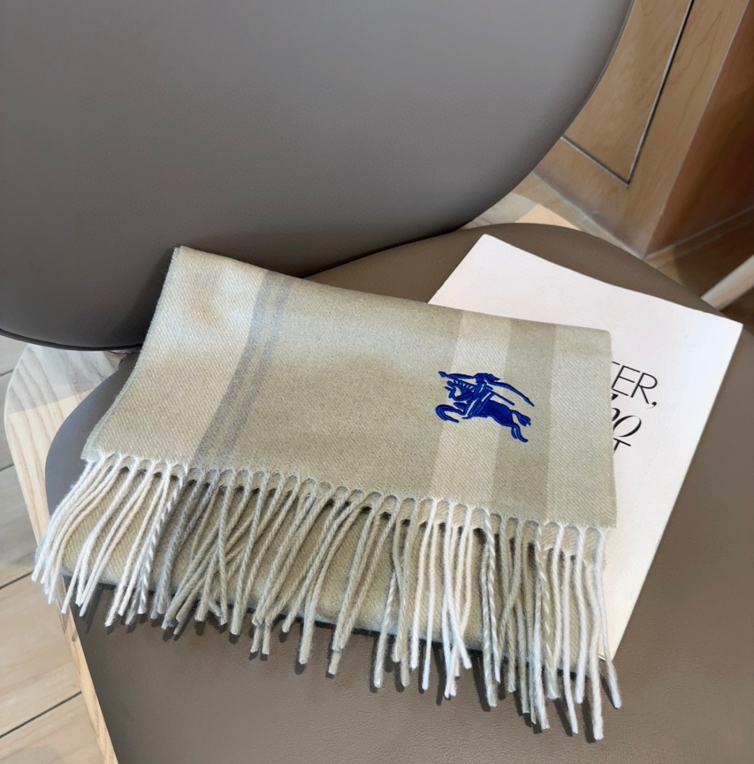 Burberry · 巴宝莉格子围巾❗️好看的要疯掉了，太有型太有魅力了❗️❗️非常斯文时尚的秋冬单品！