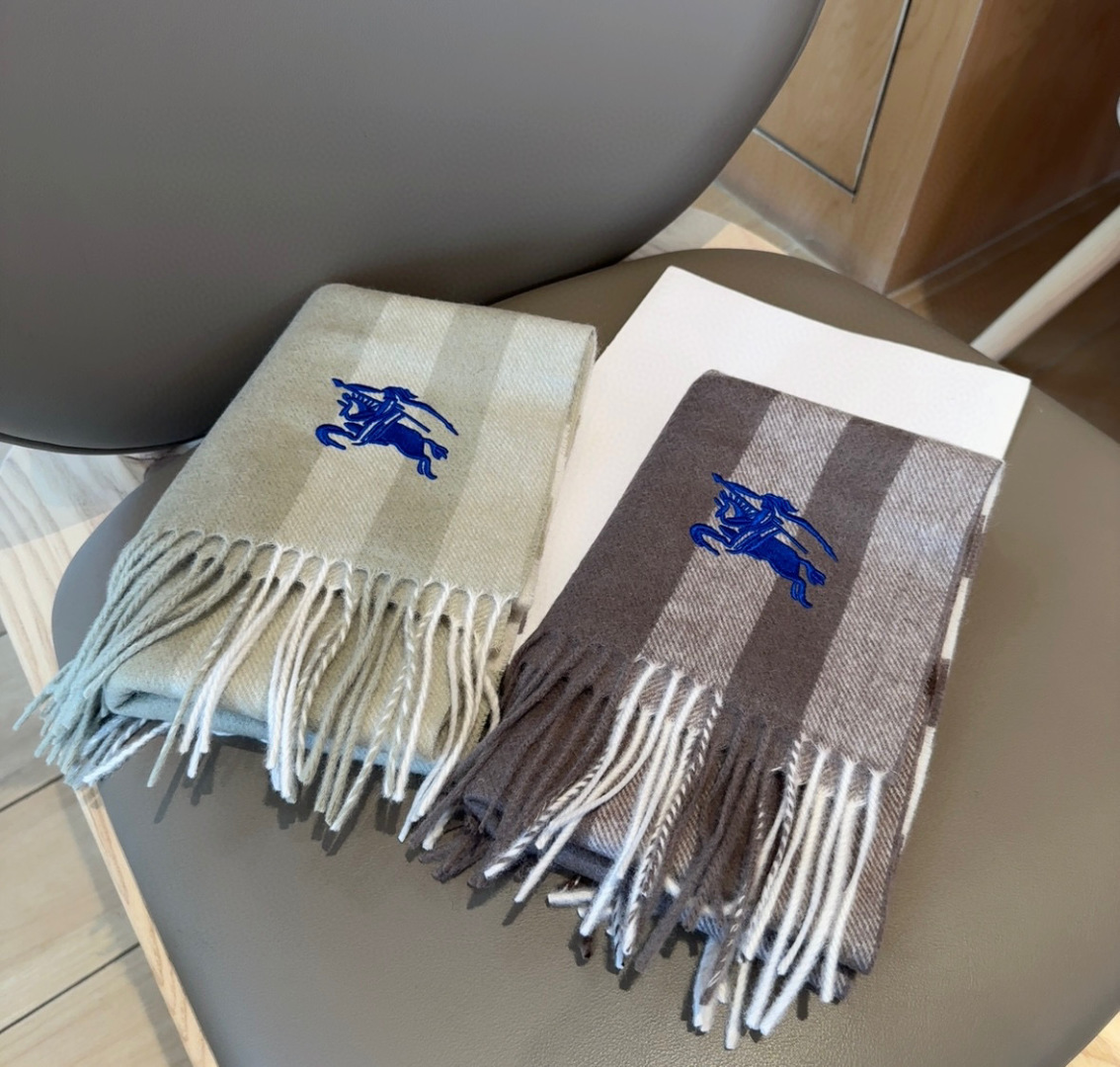 Burberry · 巴宝莉格子围巾❗️好看的要疯掉了，太有型太有魅力了❗️❗️非常斯文时尚的秋冬单品！