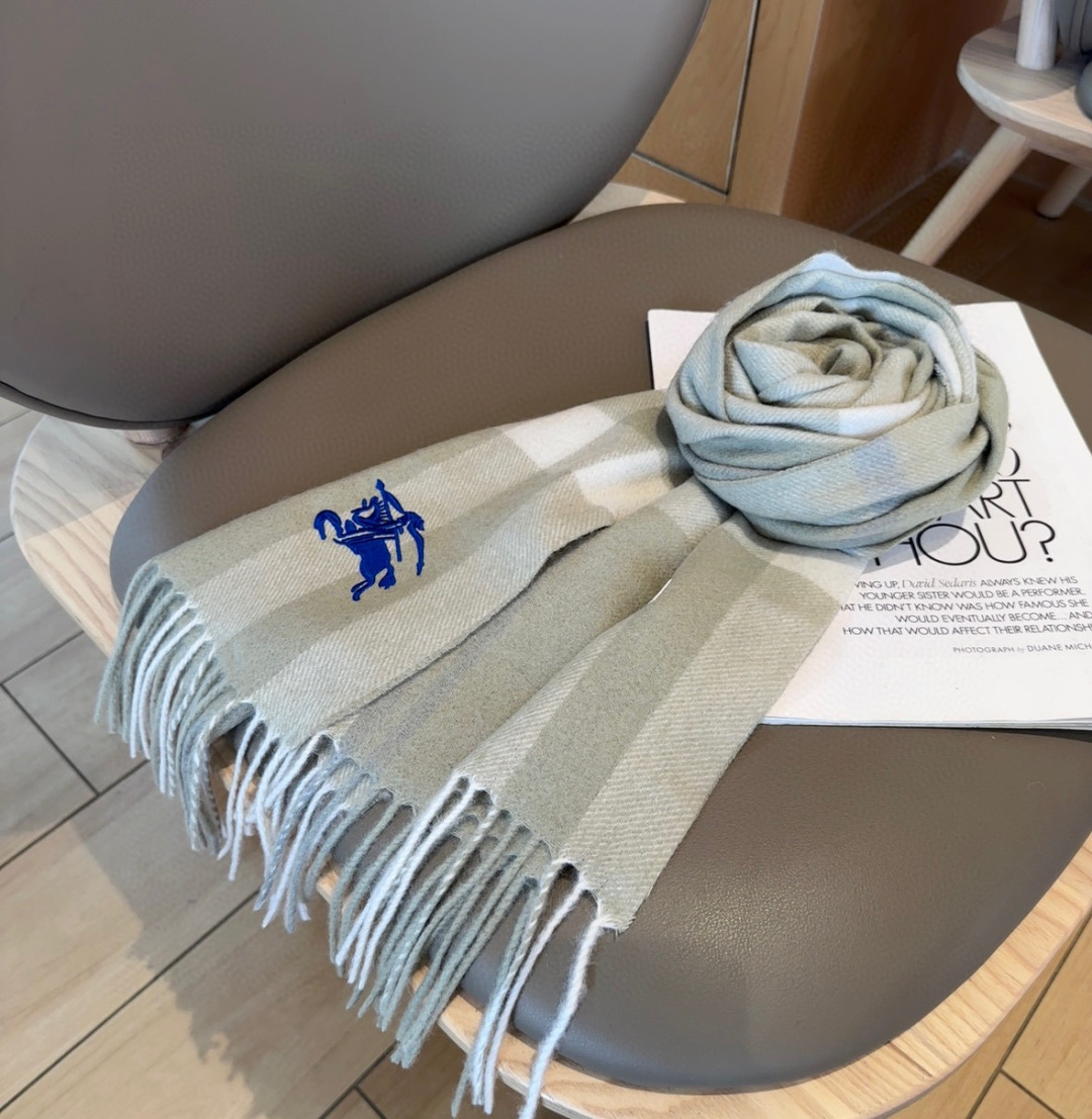 Burberry · 巴宝莉格子围巾❗️好看的要疯掉了，太有型太有魅力了❗️❗️非常斯文时尚的秋冬单品！