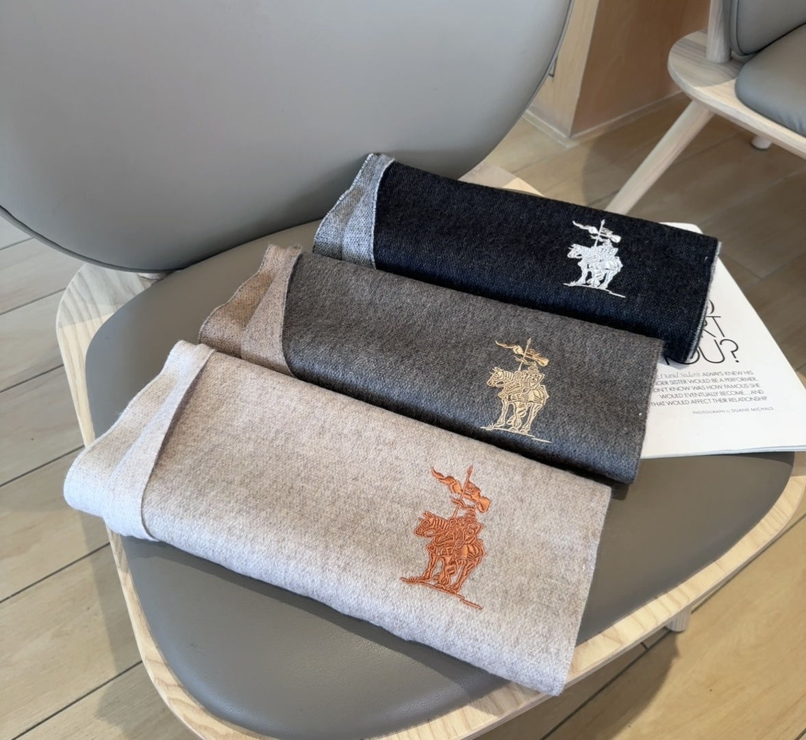 【▪️ 惊艳！披着围着都美的~让人过目不忘！！】巴宝莉这款出来的效果真的，一秒美晕！！太有设计感了，太美